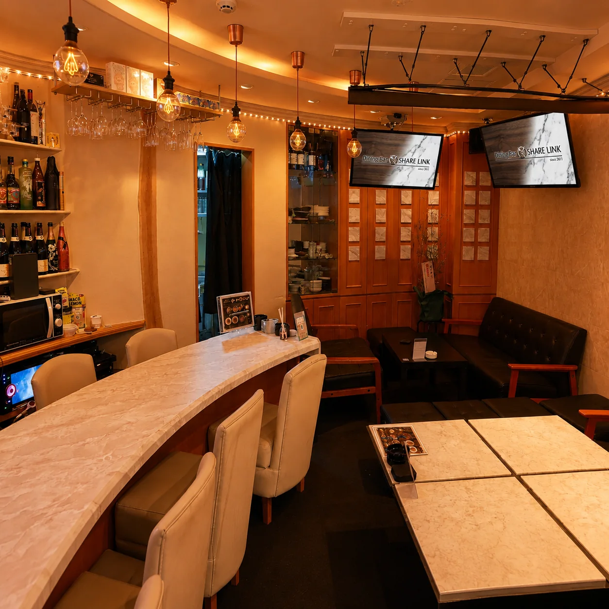 Dining Bar SHARE LINKのカウンターとソファ席がある店内